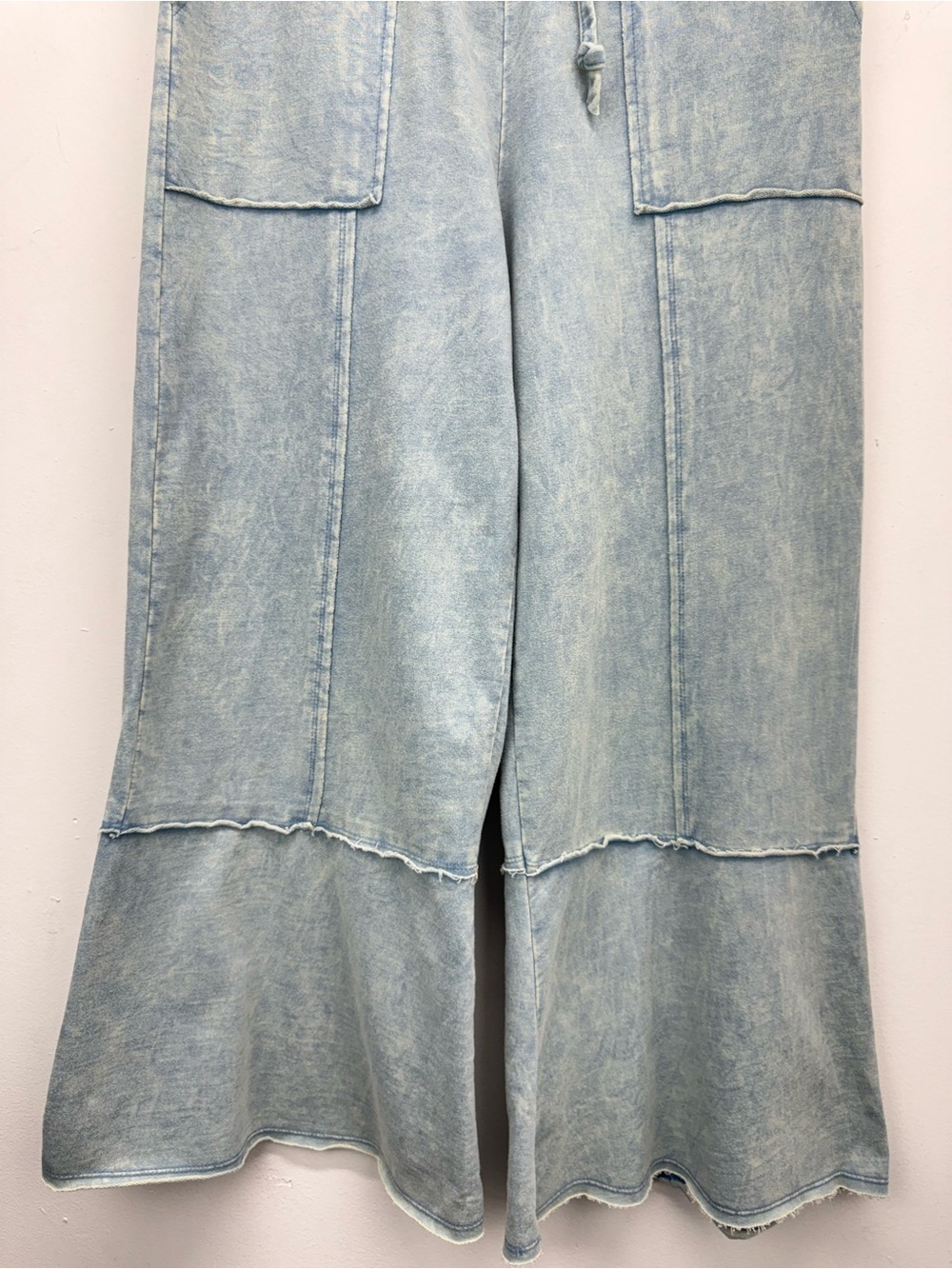 Sage & Fig size Small Women’s Blue Mineral Wash Flare Wide Leg Crop Pants - Picture 5 of 10